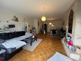 Dit verzorgde appartement bevindt zich op de tweede verdieping, op een uitstekende ligging nabij het centrum en het station van Beveren-Waas...