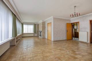Bezoek zelf in te plannen via onze website www.woonkantoor.be<br />Ideaal gelegen woning nabij centrum Halle op een perceel van 3a 53ca + naastliggend perceel geschikt als bouwgrond voor een HOB van 348 m².<br /><br />Ruime bewoonbare oppervlakte van 191m². De woning is te renoveren. <br /><br />Indeling: inkomhal met toilet, woonkamer, keuken, eetkamer, bureau en overdekte terras.<br />Op de verdieping: nachthal, 3 ruime slaapkamers (18m², 18m² en 14,5m²) en een badkamer met uitbreidmogelijkheden. <br />De zolder is toegankelijk met een uitschuifbare trap.<br />De woning is volledig onderkelderd en bestaat uit garage en verschillende opbergruimtes.<br /><br />Troeven: centrale ligging op wandelafstand van scholen, winkels en station van Halle. Ruime oppervlakte en het potentieel na verbouwing.<br />EPC: label F. Renovatieverplichting van toepassing.<br /><br />Interesse in een bezoek? Contacteer ons vrijblijvend.