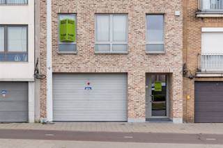<p><span>Cet appartement prêt à l'emploi avec jardin et garage est à vendre sur Groenendaallaan à Merksem, à quelques pas des commerces, des transports en commun et des principales voies d'accès. Vous vivez (ou investissez) ici dans un endroit stratégique, avec tout à portée de main.</span></p><p><span>L'appartement se trouve au </span><span>rez-de-chaussée</span><span> d'un immeuble bien entretenu et est en </span><span>très bon état</span><span>. </span><span> Grâce à son </span><span>agencement spacieux</span><span>, ses </span><span>grandes fenêtres</span><span> et son </span><span>jardin paysager</span><span>, il s'agit d'une opportunité unique pour ceux qui cherchent à vivre confortablement dans un endroit central ou qui cherchent à investir dans un bien immobilier à rendement stable.</span></p><p><span>L'espace de vie riche en lumière</span><span> est organisé en </span><span>forme de L pratique</span><span> avec une </span><span>cuisine ouverte entièrement équipée</span><span>. </span><span> À l'arrière, vous trouverez une </span><span>terrasse carrelée</span><span> qui s'intègre parfaitement dans un </span><span>grand jardin ensoleillé</span><span>. </span><span> La salle de bains est séparée et équipée d'une </span><span>douche et d'un lavabo</span><span>, et des </span><span>toilettes séparées</span><span> ne manquent </span><span> pas non plus. </span><span> Et comme si cela ne suffisait pas, cet appartement dispose également d'un </span><span>garage intérieur</span><span> inclus dans le prix.</span></p><p><span>Vous cherchez un </span><span>appartement prêt à l'emploi avec jardin et garage</span><span>? Ou vous êtes un investisseur qui cherche à acheter une propriété avec un rendement immédiat ? Alors cet appartement à Merksem est une véritable aubaine !</span></p><p><span> </span></p><p><span> </span></p><p><span>Aménagement</span></p><ul><li><span>Hall d'entrée spacieux</span></li><li><span>Espace de vie en forme de L avec beaucoup de lumière</span></li><li><span>Cuisine ouverte entièrement équipée</span></li><li><span>Salle de bain avec douche et lavabo</span></li><li><span>Toilettes séparées pour les invités</span></li><li><span>Chambre au calme à l'arrière</span></li><li><span>Terrasse carrelée</span></li><li><span>Grand jardin ensoleillé</span></li><li><span>Garage intérieur inclus</span></li></ul><p><span> </span></p><p><span>Détails</span></p><ul><li><span>Situation TOP sur la Groenendaallaan à Merksem</span></li><li><span>actuellement loué</span></li><li><span>Très bon état</span></li><li><span>Jardin et terrasse spacieux</span></li><li><span>Garage inclus dans le prix</span></li><li><span>Partie d'un immeuble de rendement (achat de l'immeuble entier possible)</span></li></ul><p><span> </span></p><p><span> </span></p>