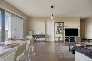 Dit zeer energiezuinig appartement combineert een knappe afwerking met een logische indeling. Gelegen op de zesde verdieping geniet je van rust, heerlijke lichtinval en een zalig uitzicht. De nabijheid van water is een absolute troef. Het appartement (65 m²) bestaat uit 1 slaapkamer en een grote leefkamer met in het verlengde het terras. Aan de keuken paalt een praktische berging met voorzieningen voor een wasmachine. Momenteel is het appartement verhuurd voor € 830/maand.Bij het appartement hoort een autostaanplaats die mee moet aangekocht worden voor € 30.000Bestuursmaatregelen in het maatregelenregister: in aanvraag