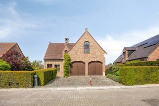 Immo Pické biedt U deze uiterst rustig en landelijk gelegen villa aan in de nabijheid van het centrum van Sint-Pieters-Leeuw en alle...