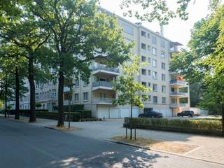 <p>In een rustige, groene buurt van Wilrijk vinden we dit lichtrijke appartement gelegen op de <strong>6e verdieping</strong> van een goed onderhouden residentie. Dankzij de hoge ligging geniet je hier van een mooi open zicht én veel natuurlijk licht doorheen de dag.</p><p>De leefruimte voelt open en uitnodigend aan, perfect voor wie houdt van een rustige woonomgeving met alle dagelijkse voorzieningen op korte afstand.</p><p>De keuken en badkamer zijn praktisch ingericht en de slaapkamers bieden voldoende ruimte voor een comfortabel gebruik. Daarnaast beschikt het appartement over een <strong>privatieve kelderberging</strong>, ideaal voor extra opslagruimte.</p><p>Verder is de locatie een absolute troef: nabij winkels, scholen, het openbaar vervoer en belangrijke invalswegen. Ook het Nachtegalenpark en de omgeving rond het Valaar liggen vlakbij, ideaal voor wie graag wandelt of sport.</p>