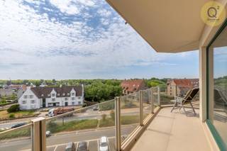 Ruim en verzorgd bemeubeld appartement op de 5e verdieping met uitzicht op het Calmeynbos.Het appartement heeft een volledig ingerichte open keuken...