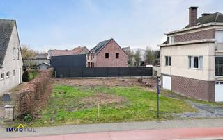 Dit perceel, gelegen in een goedgekeurde verkaveling, heeft een totale oppervlakte van zo'n 310 m² (zie plan) en is geschikt voor het creëren van...