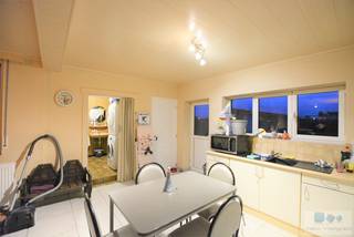 Charmant en zeer rustig gelegen eengezinswoning met 3 slaapkamers op absolute toplocatie omringt door groen te Nijlen.<br /><br />Zeer gunstig gelegen voor woon-werk verkeer met de verbindingsweg N13 (Lier-Herentals) waar verdere connecties mogelijk zijn met E313 alsook nabij centrum Nijlen met plaatselijke winkels, scholen en openbaar vervoer binnen handbereik.<br /><br />Op het gelijkvloers: Leefruimte met gezellige zithoek en aanpalend eetplaats, uitgeruste open keuken deze toegang verleent tot de kelder en badkamer met ligbad, toilet en eveneens ingewerkte wasplaats.<br /><br />Op het 1ste verdiep: 3 ruime slaapkamers allen voorzien van rolluiken.<br /><br />Dit pand springt in het oog dankzij het charmant karakter, uniek zicht over groen, garage, uitzonderlijk rustige toplocatie in doodlopende straat, 3 ruime slaapkamers en prachtige tuin met tuinberging<br /><br />Graag eerst uw kandidatuur bezorgen vooraleer er een bezoek wordt ingepland. De 1ste bezoekdag zal worden ingepland eind juli.<br /><br />Aarzel niet ons te contacteren voor verdere vrijblijvende informatie.