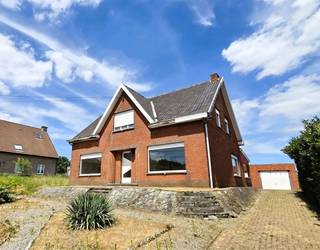 <p><span>Deze vrijstaande woning is gelegen op een uitzonderlijk breed perceel met een prachtig groen uitzicht en geniet van een topligging op fietsafstand van het centrum van Heist. Winkels, scholen en het openbaar vervoer (trein- en busstation) bevinden zich in de directe omgeving.</span></p><p><span>De woning is te renoveren, maar beschikt over een doordachte indeling en biedt tal van mogelijkheden om er een warme gezinswoning of een combinatie van wonen én werken van te maken.</span></p><p><span> </span></p><p><span>Op het gelijkvloers vindt u een inkomhal die toegang geeft tot de ruime en lichtrijke woonkamer, de keuken met aansluitend praktische berging, een royale slaapkamer die ook perfect kan dienen als praktijk- of bureauruimte, en een badkamer.</span></p><p><span>De eerste verdieping omvat drie volwaardige slaapkamers, een extra bergruimte en een nachthal. Daarnaast beschikt de woning over een compacte kelder die ideaal is voor extra opslag.</span></p><p><span>Buiten vindt u verschillende bijgebouwen die tal van mogelijkheden bieden als hobbyruimte, werkplaats of extra opslagruimte. Achter deze bijgebouwen strekt zich een prachtig diepe tuin uit, waar natuurliefhebbers volop kunnen genieten. Ook gezinnen met kinderen of mensen die graag dieren aan huis houden, zullen hier alle ruimte vinden.</span></p><p><span> </span></p><p><span>Bent u op zoek naar een woning met veel potentieel op een uitstekende locatie? Plan dan vandaag nog uw bezoek en neem contact op met Dupont Vastgoed voor meer informatie op 015 15 15 15. </span></p>