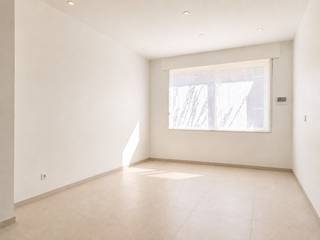 Welkom in deze instapklare woning met 3 slaapkamers op wandelafstand van Kortrijk-centrum! Mogelijkheid tot huren van een garage en fietsenberging in de straat.<br /><br />We komen de woning binnen via een mooie hall die toegang geeft tot de zeer lichtrijke leefruimte met eetplaats. De aangrenzende op maat gemaakte keuken is praktisch ingericht en voorzien van alle toestellen. In de badkamer vinden we een mooi meubel met dubbele lavabo en een luxueuze inloopdouche. Er is een afzonderlijk toilet. <br /><br />De 1e verdieping bereiken we via een mooie houten trap. We vinden er 2 ruime slaapkamers terug. De indrukwekkende “master bedroom” bevindt zich op de 2e verdieping en is zoals de rest van de woning tot in de puntjes afwerkt.<br /><br />De onderhoudsvriendelijke tuin omvat een zonnig terras en een handige bergruimte. Onder de woning bevindt zich nog een grote kelder. <br /><br />+ EPC B, inclusief 12,6 m² zonnepanelen<br />+ instapklaar en tot in de puntjes afgewerkt<br />+ aangename buurt<br /><br />De geafficheerde prijs van 299.000 euro is een vanafprijs. Elk bod vanaf 299.000 euro of hoger wordt voorgelegd aan de eigenaar die dit bod al dan niet kan aanvaarden.<br /><br />Een bezoek inplannen? Contacteer Vastgoed Norman op 056/25.26.19 of via info@vastgoednorman.be<br /><br />* De 2 foto's waarop de woning leeg te zien is, zijn met AI gegenereerd.