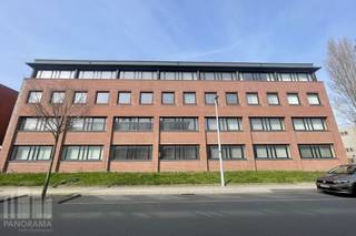 Op een uitstekende en goed bereikbare locatie in Brugge bevindt zich dit imposante kantoorgebouw.<br /><br />Met een totale bruikbare vloeroppervlakte van 2.806 m² over vier royale plateaus, biedt het gebouw een unieke combinatie van oppervlakte, comfort en flexibiliteit. Opsplitsbaar per verdieping vanaf +/- 635 m². <br /><br />De open space kantoorruimte met een oppervlakte van 736 m² is instapklaar en de ruimtes zijn gemakkelijk in te delen zodat u uw kantooromgeving volledig kunt afstemmen op de behoeften van uw noden en uw team. Per verdieping is er een sanitaire ruimte voorzien. <br /><br />Beschikbaar in zowel koop als huur, is dit gebouw een toekomstgerichte oplossing voor bedrijven die willen groeien en zich willen vestigen op een strategische locatie in Brugge.<br /><br />Ondergrondse als bovengrondse parkeermogelijkheden.<br /><br />Contacteer PANORAMA B2B voor bijkomende inlichtingen, plannen of een vrijblijvend plaatsbezoek 0476 215 115.