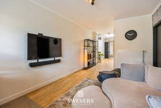 Voor meer info en foto’s, surf naar www.swevers.be – Instapklare halfopen woning met 105 m² bewoonbare oppervlakte op een perceel van 3a71ca in de Kasteelstraat 20 in Tongeren- Borgloon. Deze verzorgde woning uit 1935 werd doorheen de jaren grondig vernieuwd, waardoor u zonder zorgen uw intrek kunt nemen. Zo werden de keuken, gasketel en dakisolatie vernieuwd in 2013, kwam er een veranda in 2010 met nieuwe vloer in 2024 en werden airco’s geplaatst in de slaapkamer (2017) en living (2022). Op het gelijkvloers vindt u een gezellige living, badkamer, een ruime vernieuwde keuken, een berging, een apart toilet en een lichtrijke veranda die uitkijkt op de tuin. Op de verdieping bevindt zich een royale slaapkamer van 23 m². De kelder van 11 m² biedt extra bergruimte. Buiten geniet u van een zonnige tuin van ca. 190 m² met een gunstige zuidwestelijke oriëntatie, ideaal om volop van de middag- en avondzon te genieten. De ligging is eveneens een grote troef: scholen, kinderopvang, winkels en openbaar vervoer bevinden zich op korte afstand en ook het historische Château de Looz ligt vlakbij. Bovendien bereikt u vlot de autosnelweg voor een vlotte woon-werkverbinding. Een instapklare woning met veel comfort, een praktische indeling en een aangename tuin op een rustige, centrale locatie. Voor meer informatie, bel 012 699 900. Bron bewoonbare oppervlakte: EPC – verslag.