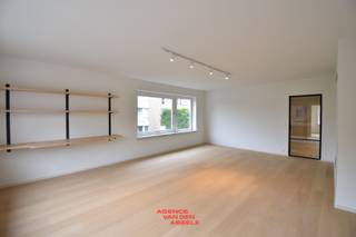 Dit fantastisch gerenoveerd 3 slaapkamerappartement bevindt zich nabij de Magdalenazaal op korte afstand van het centrum van Brugge. De ligging...