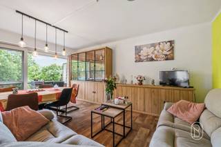 Verkoop op lijfrente, vrij bij overlijden van de verkoper.Boeket: 65.000 €.Lijfrente: €300/maand gedurende 20 jaarLijfrente – Licht appartement met vrij uitzicht, terrassen en kelder in het centrum van DoornikOp wandelafstand van het stadscentrum van Doornik en de Pont des Trous, ontdek dit aangename appartement in lijfrente, gelegen op de 7e verdieping van een goed onderhouden residentie. Met een oppervlakte van 63 m² biedt dit appartement veel lichtinval, een mooi vrij uitzicht op het park en aangename buitenruimtes. Het omvat een inkomhal, een comfortabele woonkamer met grote schuifpui en toegang tot een terras, een uitgeruste open keuken met eetruimte, een badkamer met douche en lavabo, evenals een slaapkamer met toegang tot een tweede terras. Het appartement beschikt eveneens over een private kelder in de ondergrond, centrale verwarming op stookolie, aluminium ramen met dubbele beglazing en vliegenramen, en een EPC C.Een zeldzame opportuniteit op de markt, ideaal gelegen en perfect als patrimoniale investering in lijfrente in het hart van Doornik. Troeven: Lijfrente Gegeerde ligging vlak bij het stadscentrum Vrij uitzicht op het park Zeer licht appartement 2 terrassen Private kelder in de ondergrond 7e verdieping 63 m² EPC C Aluminium dubbele beglazing met vliegenramen Interesse? Contacteer Agence Beguin voor meer informatie of om een bezoek in te plannen.