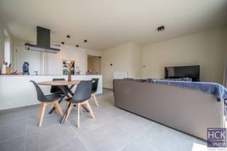 <strong>De ligging</strong><br />Deze schitterende residentie '<em>Margot'</em> (gebouwd in 2021) is gelegen op werkelijk een boogscheut van het centrum van Kruishoutem, vlakbij tal van allerhande faciliteiten, horecazaken, winkels, openbare centra,... alsook het openbaar vervoer. Dankzij diverse verbindingswegen zijn de omliggende centra Waregem/Deinze/Nazareth/Oudenaarde/Zulte allen vlot bereikbaar, alsook het op- & afrittencomplex van de E17 is op amper 5 min. te bereiken. Kortom, een ware TOPLIGGING!! <br /><br /><strong>Het appartement</strong><br />Het appartement voorziet in alle hedendaags comfort en werd afgewerkt met uitermate hoogwaardige materialen. Volledig instapklaar (dat wil zeggen volledig geschilderd, voorzien van alle armaturen, geautomatiseerde screens aan de voorzijde van het appartement en een verduisterend gordijn in de slaapkamer....) Kortom, werkelijk een VOLLEDIG UITGERUST en INSTAPKLAAR appartement!<br /><br /><strong>Indeling</strong><br />Leefruimte met open keuken en kookeiland (kookplaat, dampkap, oven, microgolf, koelkast, diepvries en vaatwasser) - toegang tot het zonneterras (zuidwest georiënteerd) - berging/wasplaats - nachthal - 1 slaapkamer - badkamer met lavabo en inloopdouche; <br />In de maandelijkse huurprijs is tevens <u>een extra inpandige berging</u> en <u>autostaanplaats </u> inbegrepen. Daarnaast heeft u nog de mogelijkheid om fietsen te stallen in de gemeenschappelijke fietsberging. <br /> <br /><strong>Troeven</strong><br />- energiezuinig!! <br />- volledig uitgerust en instapklaar!! (armaturen, gordijnen, schilderwerken, geautomatiseerde screens...) <br />- topligging!! <br />- zon georienteerd en lichtrijk!! <br /> <br />Beschikbaarheid: 01/09/2026<br /> <br />Gem. kosten: €50.00 / maand <br /> <br />Voor meer info of een bezoek contacteer Armin Haerinck van HCK invest 0474 60 84 02 of stuur een mail naar info@hckinvest.be