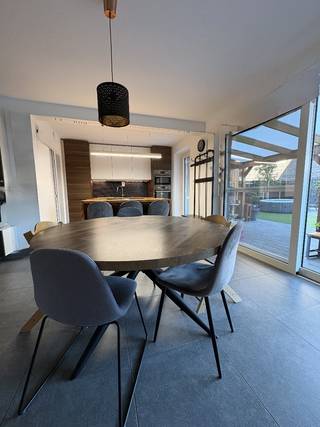 Ons 🏡 staat te koop!!! 
Als eerste eigenaars kochten wij deze vrijstaande nieuwbouwwoning in 2020. 
✅ EPC A (score= 30)
✅ 178 m2 bewoonbare opp
✅ 322m2 perceelgrootte
✅ 4 slaapkamers 
✅ thuisbatterij
✅ elektriciteit = 3 fasig, ideaal voor laadpaal
✅ Laadpaal
✅ 20 zonnepanelen 
✅ vloerverwarming
✅ airco op elke verdieping
✅ zonnescherm aan de zuidkant
✅ rolluiken (1ste en 2de verdiep volledig)
✅ vliegenhor voor elke raam
✅ regenwaterput van 5000L

Badkamer met bad &amp; douche 🚿 🛀🏻 
Toilet in de badkamer
Apart toilet op het gelijkvloers
Keuken volledig geïnstalleerd met microgolfoven, oven, inductiefornuis, koelkast en afwasmachine. 
Zuidgerichte tuin voorzien van 2 terrassen en een grote pergola waar het heerlijk vertoeven is in de zomer, zelfs bij een warmteonweer of een buitje! ⛈️ 