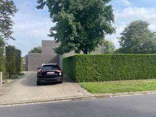 <h2>Prachtige villa te huur op ruim perceel .</h2>
<p>Op zoek naar een ruime en comfortabele villa met een grote tuin, veel bergruimte en een uitstekende woonkwaliteit? Deze prachtige villa biedt een combinatie van <strong>ruimte, comfort en rust</strong>, zowel binnen als buiten.</p>
<p>De woning heeft een <strong>bewoonbare oppervlakte van ca. 184 m²</strong> en is gelegen op een royaal perceel . De ruime tuin biedt volop mogelijkheden om heerlijk te genieten van het buitenleven, te ontspannen of gezellig samen te zijn met familie en vrienden.</p>
<p>De villa beschikt over <strong>3 ruime slaapkamers</strong>, voorzien van <strong>rolluiken</strong>, en biedt dankzij de vele <strong>ingemaakte kasten</strong> bijzonder veel praktische opbergruimte.</p>
<p><strong>De gezellige woonkamer beschikt over een sfeervolle gashaard en een prachtige parketvloer, wat zorgt voor een warme en aangename leefomgeving</strong>. De ruime leefruimtes zorgen voor een aangenaam en comfortabel gevoel. De woonkamer en slaapkamers hebben airconditioning en in de woonkamer bevindt zich een gezellige haardvu</p>
<p>De badkamer is stijlvol ingericht en beschikt over een <strong>ruim badkamermeubel</strong>, een prachtige <strong>inloopdouche</strong> en een toilet. Daarnaast bevindt zich nog een <strong>apart toilet</strong> in de woning.</p>
<p>De <strong>ruime keuken</strong> is praktisch ingericht en voorzien van een <strong>combi-oven, koelkast en diepvries</strong>. Aansluitend is er een <strong>ruime berging</strong>, ideaal voor extra opslag en huishoudelijke voorzieningen.</p>
<p>Ook aan energiezuinigheid is gedacht: de woning beschikt over <strong>zonnepanelen</strong>.</p>
<p></p>