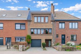 Een perfect onderhouden, degelijke bel-étage woning met oa. een aangename tuin, 3 slaapkamers + bureau, garage en kelder en parking, welgelegen...
