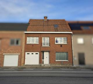 Sterke woning in beton met 3 garages, landelijke verzichten in Hulste.Bij het binnenkomen van de woning betreed je de ruime leefruimte met een mooi...
