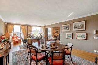 Schitterend, instapklaar appartement met een royale oppervlakte van maar liefst 244 m², voorzien van 3 slaapkamers, een dressing, 2 badkamers,...