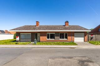 Wij stellen voor deze verrassend ruime en vrijstaande te renoveren bungalow, gelegen in een doodlopende straat in een rustige buurt in Wakken 🌿. Een ideale thuis voor wie houdt van comfortabel gelijkvloers wonen en graag de handen uit de mouwen steekt om een woning volledig naar eigen smaak te moderniseren! <br /><br /><strong><u>📍 Ligging:</u></strong><br />Rustig gelegen in een aangename en residentiële woonomgeving te Wakken 🌳, met een vlotte bereikbaarheid naar omliggende gemeenten en invalswegen 🚗. Ideaal voor wie rustig wil wonen met een open en groen gevoel!<br /><br /><u><strong>🛋️ Indeling:</strong></u><br />Gelijkvloers: Inkomhal. U wordt ontvangen in een ruime en zeer lichtrijke leefruimte, voorzien van grote raampartijen en een karaktervolle, authentieke haard. Aansluitend vindt u de aparte, royale leefkeuken met veel werkruimte en de mogelijkheid om een gezellige eethoek te creëren. Een nachthal geeft toegang tot meerdere volwaardige slaapkamers (voorzien van rolluiken) en een badkamer uitgerust met een ligbad en lavabomeubel 🛁. Daarnaast beschikt de woning over een uitzonderlijk diepe, inpandige garage. Deze ruimte is zo groot dat ze tevens perfect dienst doet als technische ruimte en praktische wasplaats, met directe toegang tot de tuin.<br /><br />Zolderverdieping:<br />Een absolute troef is de gigantische, open zolderruimte. Deze bevindt zich over de gehele oppervlakte van de woning.<br /><br />Buiten:<br />De woning is omgeven door een tuin met veel potentieel, een afgesloten achtertuin en beschikt over een praktische oprit ☀️.<br /><br />🔑 Troeven van de woning:<br />✔️ Vrijstaande bungalow (levenslang wonen!) 🏡<br />✔️ Gigantische zolder met veel opslagmogelijkheden✨<br />✔️ Zeer lichtrijke leefruimtes met grote raampartijen 🌞<br />✔️ Uitzonderlijk ruime inpandige garage 🚗<br />✔️ Super mooie en groene ligging<br />✔️ Een fantastisch project om volledig naar eigen wens in te richten! 🛠️<br /><br /><u><strong>🌡️ Energie & constructie:</strong></u><br />Centrale verwarming (momenteel stookolie - solide ketel Viessman aanwezig in de garage)🏗️<br />Zeer degelijke en robuuste basisconstructie 🏷️<br /><br />Renovatieproject:<br />het ideale moment om de woning energetisch te optimaliseren naar de hedendaagse normen (renovatieverplichting van toepassing).<br /><br />💬 Interesse in deze vrijstaande woning met enorm potentieel? Neem snel contact op met <strong>Dominique +32 476 77 31 31</strong> of <strong>dominique@vastgoedcanniere.be</strong> en ontdek jouw toekomstige droomwoning!