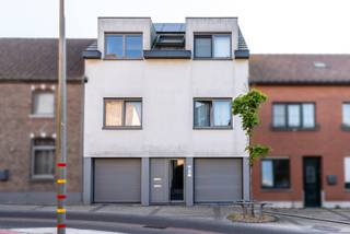 <p>Te koop in het hart van Sint-Amands, met prachtig zicht op de kerk en de Schelde: deze karaktervolle en polyvalente duplexwoning met een bewoonbare oppervlakte van 124 m². De woning wordt als één geheel verhuurd en combineert comfortabel gelijkvloers wonen met een ruime, open loft op de tweede verdieping en een zonnig terras.<br />Op het gelijkvloers (ca. 60 m²) bevindt zich een open slaap-, zit- en eetruimte met keukenhoek, een badkamer met inloopdouche, een ruime dressing en een apart toilet. De vloerverwarming zorgt voor extra comfort. Aansluitend geniet u van een aangename, onderhoudsvriendelijke stadstuin van 65 m², een rustige en private buitenruimte midden in het centrum. De tweede verdieping (ca. 64 m²) is ingericht als lichtrijke open loft met geïntegreerde keuken. Deze verdieping biedt een flexibele indeling en kan naar wens worden ingericht, eventueel met extra slaaphoek. Ook hier is vloerverwarming voorzien, evenals airconditioning en een apart toilet. Via de leefruimte bereikt u het zuidwest georiënteerde zonneterras van 26 m² met mooi zicht op de Schelde. De lift komt rechtstreeks uit in de leefruimte, wat bijdraagt aan het gebruikscomfort.<br />De woning beschikt over een EPC-score B, zonnepanelen en een garage van 19 m². <br />Deze unieke woning is ideaal voor wie ruimte, licht en flexibiliteit weet te waarderen en op zoek is naar kwalitatief wonen op een centrale topligging. Momenteel verhuurd. Het pand heeft een EPC-label B en een UC van 2141351, en is voorzien van centrale verwarming op gas. Voor verdere inlichtingen, neem vrijblijvend contact op via het nummer 03/283 84 84 of mail naar viktor@ax-quality.be.</p>