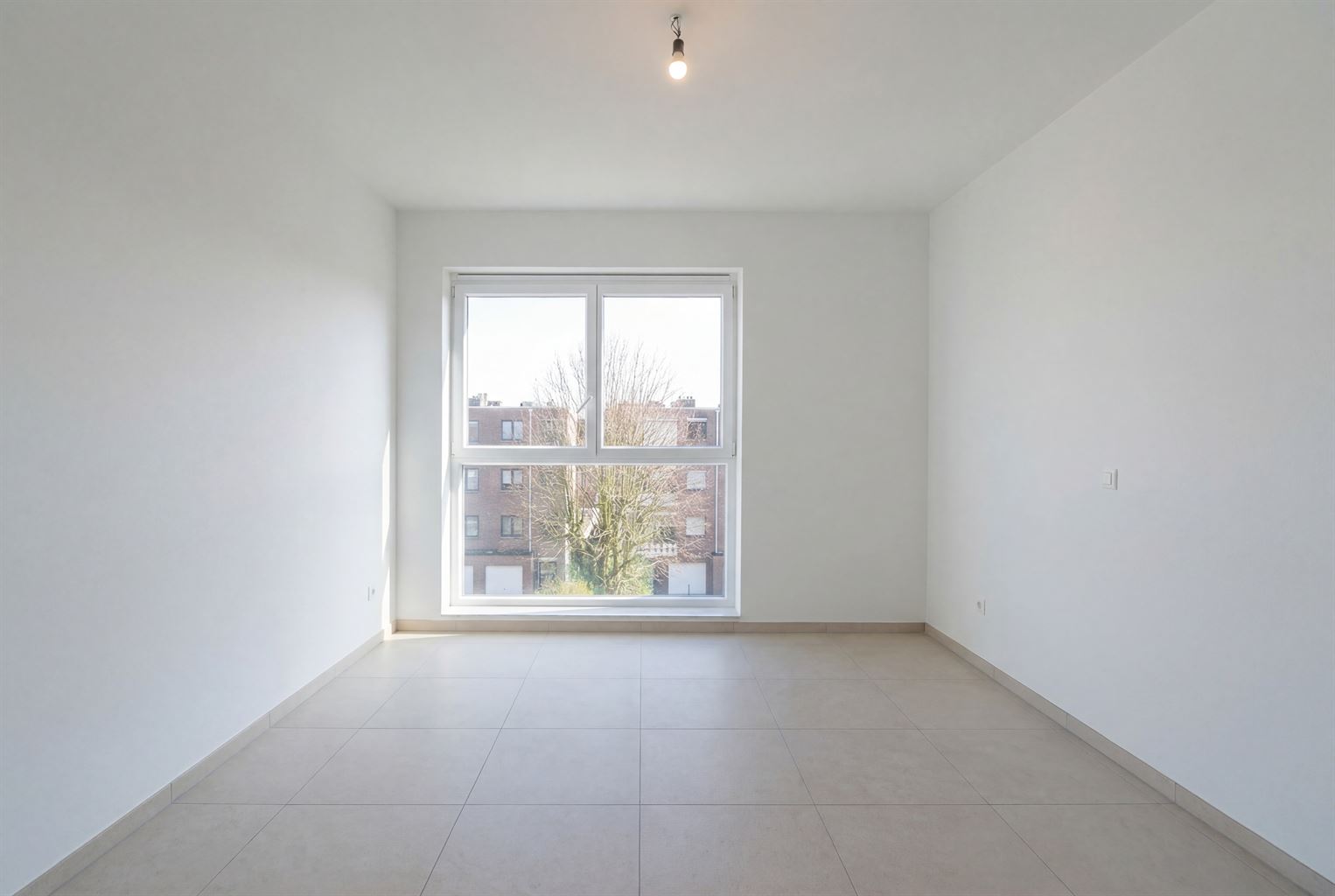 Ruim appartement met 2 slaapkamers, terras en autostaanplaats. - foto 4