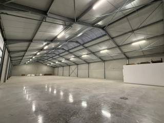 Nieuwe opslagruimte van 940 m² te huur in Lichtervelde.Deze gloednieuwe loods is toegankelijk via twee sectionaalpoorten met een hoogte van 5,2 meter...