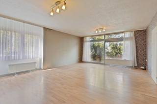 Bent u op zoek naar een instapklaar en strategisch gelegen vastgoed? Dit uitzonderlijke appartement in Borsbeek biedt een perfecte combinatie van rust, ruimte en een uitstekende bereikbaarheid. Gelegen in een doodlopende, gesloten straat geniet u hier van een veilige en kalme woonomgeving, terwijl de grote invalswegen en verbindingswegen richting Antwerpen en omstreken zich op een boogscheut bevinden. Een ideale opportuniteit voor wie comfortabel wil wonen met alle voorzieningen binnen handbereik.Het appartement dat we hier te koop aanbieden in Borsbeek beschikt over volgende indeling: - inkomhal - lichtrijke woonkamer - keuken - badkamer voorzien van inloopdouche- apart toilet - slaapkamer 1 - slaapkamer 2- slaapkamer 3 - dubbele garagebox Dit appartement biedt zowel een unieke kans voor gezinnen en alsook voor investeerders die op zoek zijn naar een mooie investering. Troeven aan dit appartement te koop in Borsbeek: - EPC 201 kWh (label C) - Dubbele garagebox (inclusief in de prijs) - Centrale ligging - Doodlopende straat Bent u geïnteresseerd in dit vastgoed te koop in Borsbeek? Aarzel dan niet om ons te contacteren. Het Dewaele vastgoedkantoor van Deurne aan de Turnhoutsebaan staat graag tot uw dienst. Had u graag een gratis schatting van uw eigendom? Bel ons voor een vrijblijvend gesprek op 03/666.66.66 of mail naar deurne@dewaele.comBestuursmaatregelen in het maatregelenregister: nee