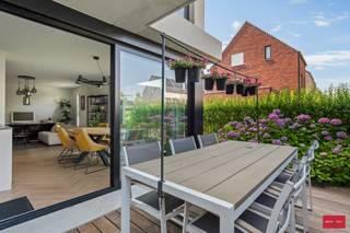 Aan de Nieuw Kaai gelegen recent en instapklaar gelijkvloers appartement met één slaapkamer en een heerlijk terras. Licht en gezellig ingericht met sfeervolle visgraat vloeren uitgevende via een schuifpui op een heerlijk terras. Dit appartement beschikt bovendien over vloerverwarming, een moderne volledig geïnstalleerde keuken met de nodige toestellen waaronder inductievuur met ingebouwde afzuiging. De inkomhal beschikt over een ingemaakte kastenwand met het gastentoilet voorzien van handenwasser. Aangename slaapkamer met naastgelegen gerieflijke badkamer voorzien van een inloopdouche, wastafelmeubel en wasaansluitingen. 
Tevens beschikt men over een kelderberging en is er een ondergrondse autostaanplaats verplicht bij aan te kopen aan 25.000 euro.
De Nieuwe Kaai is zeer populair om haar aantrekkelijke waterrijke ligging, fiets en wandelmogelijkheden en de gezellige horeca.

Troeven
* Topligging langs de Nieuwe Kaai en de Heizijde!
* Gelijkvloers met open indeling en veel lichtinval
* Quasi nieuwbouwwoning met 10 jarige aansprakelijkheid!
* Vloerverwarming, energiezuinig label A
* Goede bereikbaarheid op 5 fietsminuten van het centrum.
* Prachtig in het groen gelegen met vele fiets en wandelroutes.
* Direct beschikbaar vanaf akte.
* Oppervlakten zijn indicatief en conform EPC.*