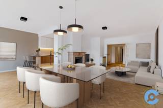 Dit ruim en lichtrijk, instapklaar appartement bevindt zich op de eerste verdieping van en kleinschalig gebouw met open zich over de Markt van Sint-Niklaas.<br /><br />De royale inkomhal met apart gastentoilet en vestiaire zijn de voorbode van het wow gevoel dat u krijgt als u de aansluitend open leefruimte binnentreedt.   Authentieke elementen zoals de originele opgeschuurde visgraat parket, de prachtige marmeren schouw in combinatie met het overvloedige licht die binnen komt via de grote ramen zorgen ervoor dat u hier graag vertoeft.<br />Halfopen maar toch nog aanwezig werd de gloednieuwe keuken geïnstalleerd.  Voorzien van alle toestellen en als extra troef een aperitief of ontbijttoogje. <br />Achteraan liggen twee zeer ruime slaapkamers die uitgeven op een patio van circa 10 m², goed voor natuurlijke lichtinval en ventilatie.<br />De badkamer is uitgerust met dubbele wastafel, inloopdouche en een tweede toilet.  Hier is ook de aansluiting voor wasmachine en droogkast.<br /><br />Extra pluspunten: renovatie met oog voor detail, gunstig EPC (label B), overal hoogrendementsbeglazing, conforme elektriciteit, asbestvrij, videofoon, aparte kelderberging en een gloednieuwe hoogrendementsketel.<br />Parkeren kan in de ondergrondse parking van de Grote Markt op abonnementsbasis.<br /><br />Vragen of een bezoek plannen na het bekijken van de foto’s en virtuele tour? Bel Nico via 0475/50 92 09.