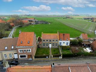 Deze volledig gerenoveerde woning (2016) met 3 slaapkamers is rustig gelegen in het centrum van Houtem (Veurne). Door zijn landelijke ligging kunt...