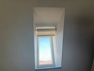 <strong>Ontdek deze aangename, instapklare woning in de Recolettenstraat 9 te Nieuwpoort!</strong><br /><br />Charmante en instapklare duplex-appartement gelegen in het hart van Nieuwpoort, met tal van praktische voorzieningen. De woning is volledig voorzien van parketvloeren, wat zorgt voor een warme en tijdloze uitstraling. Op het gelijkvloers van het appartement bevindt zich een ruime badkamer, volledig aangepast voor rolstoelgebruikers, evenals een grote slaapkamer met voldoende lichtinval. De aangename leefruimte sluit naadloos aan op de keuken en eethoek, wat een open en gezellige indeling creëert.<br />Op de verdieping is er de mogelijkheid om een extra ruime kamer in te richten — ideaal als tweede slaapkamer, hobbyruimte of bureau.<br />Een perfect onderhouden woning die comfort en toegankelijkheid combineert, op een uitstekende locatie nabij winkels, openbaar vervoer en de kust.
<ul>
	<li>Berging </li>
	<li>Ondergrondse staanplaats </li>
	<li>Bed (nieuw matras) en dressingkast blijven staan </li>
	<li>EPC A !!</li>
</ul>
<br />Een ideale woning voor wie comfort, toegankelijkheid en stijl weet te waarderen.<br />📞 Neem gerust contact op voor meer informatie of een bezoek!<br />056 61 11 11 - waregem@demeester.be<br /> 