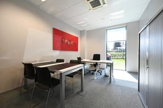 Business Center Adequat biedt een volledig ingerichte kantoorruimte van 18 m² aan, gunstig gelegen langs de Brusselsesteenweg in Melle. Dankzij...