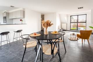 In een kleinschalig gebouw in een rustige en groene omgeving vinden we dit recent opgefrist duplexappartement, te bereiken via trap of lift...