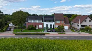 Gerenoveerde woning gelegen met drie slaapkamers en een ruime tuin.Indeling:Gelijkvloers: U betreedt de woning via de ruime inkomhal. Hier bevinden...