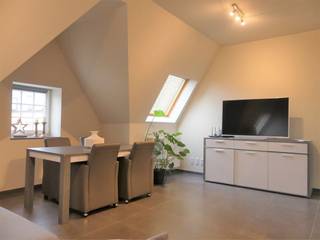 <p><span>De prachtige Residentie ‘De Gouden Leeuw’ ligt pal in het centrum van Diksmuide, waardoor u alles bij de hand hebt van kleinhandel, openbaar vervoer en school. U vindt in deze residentie het luxe appartement met 3 slaapkamers, een zonneterras, private kelderberging en garage.</span></p><p><span>Het instapklare appartement is voorzien van een mooie inkomhall, apart gastentoilet, gezellige leefruimte met zit- en eethoek, een open keuken ingericht met degelijke toestellen van het merk Smegg en met een naastliggende berging waar de nodige aansluitingen zijn voor was- en droogmachine.</span></p><p><span>Er zijn 3 slaapkamers voorzien van een laminaatvloer en een ingerichte badkamer met ligbad met douchemogelijkheid en dubbele lavabo in meubel.</span></p><p><span>In het kelderverdiep van het gebouw is er nog een ruime kelderberging en garagebox met geautomatiseerde garagepoort aanwezig.</span></p><p><span>Er werd bij de afwerking extra aandacht besteed aan kwalitatieve materialen.</span></p><p><span>Luxueus wonen op wandelafstand van de Grote Markt. Laat u verrassen door dit exclusief aanbod! Aarzel niet en plan uw bezoek.</span></p><p><span> </span></p>
