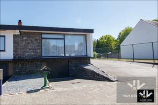 <u><strong>Residentieel gelegen, te renoveren bungalow op mooi perceel <br /><br />TROEVEN:</strong></u><br />- Rustige ligging <br />- Perceel van 8 aren 76 centiaren <br />- Kindvriendelijke buurt<br />- Centrale locatie nabij E313, E314, Hasselt en Zonhoven <br />- Volledig gelijkvloerse woning <br />- Volledig onderkelderd met ruime garage <br /><br /><strong>Locatie</strong> - Bijna op de grens met Stokrooie (Hasselt-, in het rustige en groene Bolderberg, is deze bungalow gelegen op een perceel van 8 aren 76 centiaren gesitueerd. Kuilberg is een verkeersluwe en kindvriendelijke straat met mooi verzorgde woningen en een uitstekende bereikbaarheid.<br />Centraal gelegen tussen zowel de op- en afrit van de E313 als van de E314 en met een vlotte verbinding naar de omliggende steden en gemeenten zoals Hasselt, Heusden-Zolder en Zonhoven. Tevens ligt de woning op een boogscheut van het Albertkanaal, waarlangs je met de fiets in no-time Hasselt centrum kunt bereiken. Ook voor de natuurliefhebber een absolute toplocatie door de nabijheid van natuurgebied De Weyers, de Abdij van Herkenrode, de Bolderbergse Kluis en Domein Bovy.<br /><br /><strong>Indeling</strong> - Deze bungalow kan weliswaar een degelijke renovatie en herindeling van de ruimtes gebruiken. Desondanks biedt het geheel een enorm potentieel om hier uw eigen gezinswoning te realiseren.<br />De huidige indeling van de woning omvat de inkomhal, aan de straatzijde de L-vormige woonkamer en de keuken. Centraal in de woning zijn er 3 slaapkamers, een badkamer en een toilet met vestiaire. Aan de achterzijde is er een grote open ruimte met zithoek en keuken en zicht op het terras en de achtertuin.<br />Mooi voordeel aan deze woning is dat ze volledig onderkelderd is met een inpandige garage, een voorraadkelder en een grote werk- en opslagplaats.