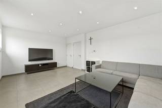 Deze instapklare woning beschikt over een ruime garage met stevig dak die apart bereikbaar is, via een deur achteraan de ommuurde tuin/terras...