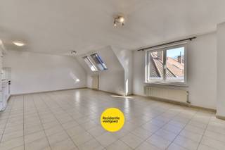 Ruim duplex appartement gelegen in het centrum van Oudenburg. Volledig instap klaar en ingericht met woonkamer met open keuken, inkom met trap...