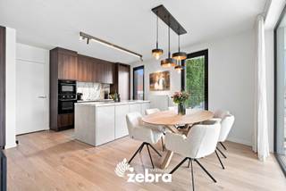 Dit recente en lichtrijke gelijkvloers appartement met autostaanplaats bevindt zich in residentie Maison Charbon, pal in het centrum van Pittem. Dankzij de centrale ligging bevinden diverse winkels, gezellige horecazaken, sportgelegenheden, scholen en het openbaar vervoer zich op wandel- en fietsafstand.<br /><br />De indeling van het appartement is als volgt: een lichtrijke woon- en eetkamer, een volledig geïnstalleerde keuken, een inkomhal met ingebouwde vestiairekast, een toilet, een praktische berging, 2 slaapkamers met elk hun eigen badkamer en een gezellig terras waar het heerlijk vertoeven is.<br /><br />Bijkomend beschikt het appartement over 2 privatieve bergingen, een gemeenschappelijke fietsenberging en een autostaanplaats die kan worden bijgekocht voor €24.000.<br /><br />Verder is het appartement voorzien van screens, een ventilatiesysteem type D, EPC-label A, zonnepanelen, centrale verwarming op aardgas en een gemeenschappelijke tuin<br /><br />Kortom, dit is het ideale appartement voor wie op zoek is naar een modern gelijkvloers appartement op een centrale ligging te Pittem!<br /><br /><strong>Ook wild geworden van deze thuis?<br />Twijfel dan niet langer en leg vandaag nog uw bezoek vast!</strong>