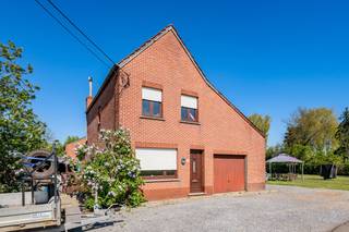 Op een rustige, landelijke locatie bevindt zich deze open bebouwing uit 1957, gelegen op een royaal perceel van 2.158,31 m². Deze eigendom biedt...