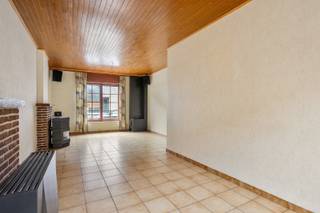 - Emplacement idéal au centre de Messines: Rue de la Meule 7- Espace de vie avec coin salon et salle à manger- Grande cuisine avec vue sur le jardin-...