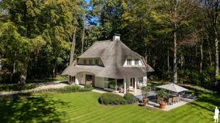 <p><strong><span>Zuidwest georiënteerde rietgedekte villa</span></strong><span> op een uitzonderlijk groene en private locatie op wandelafstand van Heide-centrum!</span><strong><span> (Heide/Kapellenbos)</span></strong><span>!</span><br /><span>Deze karaktervolle villa combineert royale leefruimtes met een prachtige </span><strong><span>parkachtige tuin</span></strong><span> en beschikt over </span><strong><span>3 slaapkamers</span></strong><span>, </span><strong><span>2 badkamers</span></strong><span>, kantoorruimte, wasplaats en zolder met mogelijkheid tot een </span><strong><span>4de slaapkamer</span></strong><span>.</span></p>
<p><span>De woning omvat in totaliteit 3 verdiepingen: </span></p>
<ol>
<li><span>gelijkvloers met inkomhal, gastentoilet, woonkamer, eetkamer, leefkeuken en kantoorruimte. </span></li>
<li><span>eerste verdieping met nachthal, apart toilet, 3 slaapkamers, 2 badkamers en wasplaats. </span></li>
<li><span>zolderverdieping met bergruimte en mogelijkheid tot een 4de slaapkamer.</span></li>
</ol>
<p><strong><span>Voorzieningen op de gelijkvloerse verdieping</span></strong><br />-<span> Ruime </span><strong><span>inkomhal</span></strong><span> met gastentoilet en handenwasser.</span><br />-<span> Sfeervolle </span><strong><span>woonkamer</span></strong><span> op houten vloer met open haard, maatwerk en grote raampartijen.</span><br />-<span> Royale </span><strong><span>eetkamer</span></strong><span> met zicht op het groen.</span><br />-<span> Ingerichte </span><strong><span>leefkeuken</span></strong><span> met groot kookeiland, barzitplaatsen, kastruimte en diverse toestellen, aansluitend op het terras.</span><br />-<span> Lichtrijke </span><strong><span>kantoorruimte</span></strong><span> met meerdere werkplekken, maatwerkkasten en eigen toegang.</span><br />-<span> </span><strong><span>Garage</span></strong><span> en ruime parkeermogelijkheden op eigen terrein.</span></p>
<p><strong><span>Voorzieningen op de eerste verdieping:</span></strong><br /><span>De eerste verdieping omvat een </span><strong><span>nachthal</span></strong><span>, apart toilet, </span><strong><span>3 slaapkamers</span></strong><span>, </span><strong><span>2 badkamers</span></strong><span> en wasplaats.</span><br />-<span> Slaapkamer 1: </span><strong><span>23 m²</span></strong><span>.</span><br />-<span> Slaapkamer 2: </span><strong><span>16 m²</span></strong><span>.</span><br />-<span> Slaapkamer 3: </span><strong><span>13 m²</span></strong><span>.</span><br /><span>De royale badkamer heeft een ligbad, inloopdouche, dubbele wastafel en toilet. Daarnaast is er een tweede badkamer.</span></p>
<p><strong><span>Voorzieningen op de tweede verdieping:</span></strong><br /><span>De zolder biedt </span><strong><span>bergruimte</span></strong><span> en mogelijkheid tot een royale </span><strong><span>4de slaapkamer (ca 30 m²)</span></strong><span>.</span></p>
<p><strong><span>Ligging van deze woning:</span></strong><br /><span>Deze </span><strong><span>rietgedekte villa in Kalmthout</span></strong><span> ligt in de groene omgeving van </span><strong><span>Heide/Kapellenbos</span></strong><span>, gekenmerkt door rust en privacy.</span><br />-<span> Nabij Kalmthout-Heide en Kapellenbos.</span><br />-<span> Op vlotte afstand van winkels, scholen en voorzieningen.</span><br />-<span> Goede verbinding richting Kapellen, Brasschaat en Antwerpen.</span></p>
<p><span>De </span><strong><span>parkachtige tuin</span></strong><span> beschikt over gazonpartijen, volwassen bomen, meerdere terrassen, irrigatiessysteem, sfeerverlichting, een overdekt terrasje, garage en toegangspoort met parlo- en videofonie.</span></p>