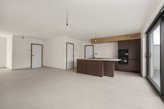 Op zoek naar een nieuwe woning waar je meteen kan intrekken? Deze volledig afgewerkte halfopen woning in Deerlijk is instapklaar en wacht op haar eerste bewoners.
De woning beschikt over 3 slaapkamers, een lichtrijke leefruimte met open keuken, een afgewerkte badkamer, een carport en een zuidgerichte tuin. Keuken, vloeren, sanitair en binnendeuren zijn al geplaatst, zodat je zonder bijkomende werken kan verhuizen.
Je woont in een nieuwe verkaveling tussen de Tapuitstraat, Knokbosstraat, Sint-Elooistraat en Paterstraat. Winkels, scholen en sportvoorzieningen liggen op korte afstand. Dankzij de vlotte verbinding met de E17 bereik je ook Kortrijk, Waregem en Gent snel.
Een energiezuinige nieuwbouwwoning, volledig afgewerkt en onmiddellijk beschikbaar: hier geniet je vanaf dag één van het comfort van nieuwbouw zonder te wachten op de bouw- of afwerkingsfase.