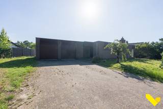 Te renoveren rustig gelegen gelijkvloerse woning op een ruim perceel.<br /><br />We betreden deze rustig gelegen gelijkvloerse woning via de ruime inkomhal met gastentoilet, om vervolgens via de glazendeur de open leefruimte binnen te stappen.  Hier hebben we een gezellige zithoek met naastliggende bureau, een ruime eetkamer met zicht op de tuin en connectie naar de open keuken.  De keuken is voorzien van frigo, oven, kookvuur en dampkap.  Naastliggend hebben we nog een koele berging en is er tevens een doorgang naar de ruime dubbele garage.<br /><br />Gaan we door naar het nachtgedeelte, zijn er drie slaapkamers en een ruime badkamer.  Deze is voorzien van bad/douche-combi en dubbele lavabo.<br /><br />Zetten we een stap naar buiten, hebben we een ruime tuin, met aanpalend aan de leefruimte een aangelegd terras.  Achteraan is er tevens ook nog een tuinhuis voorzien. <br /><br />Bent u geïnteresseerd en wenst u een bezoek?  Bel ons op het nummer 013 66 62 08 en wij helpen u graag verder.