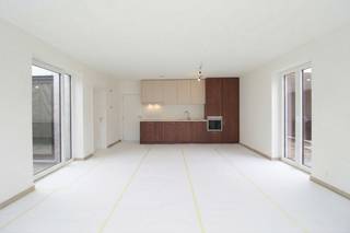 <strong>Instapklaar appartement</strong> te huur gelegen langs de Scheepvaartstraat 13 te Gent zonder syndicuskosten.<br />Dit appartement beschikt over alle <strong>hedendaagse comfort</strong> en is bovendien <strong>bijzonder lichtrijk</strong>!<br />Het is uitstekend gelegen in Gent, dichtbij Dok Noord,  met een vlotte verbinding naar het centrum en de belangrijkste invalswegen.<br />Ideaal voor wie rustig wil wonen met de stad binnen handbereik.<br /><br />Het appartement heeft een bewoonbare oppervlakte van 82 m² en beschikt over een zonnige, <strong>Zuidgerichte tuin van 40 m²</strong> waar je de hele dag van de zon kan genieten. Daarnaast is er ook nog een <strong>extra terras </strong>aanwezig.<br /><strong>Gelijkvloers appartement</strong> bestaat uit een aparte inkom en een <strong>ruime en lichtrijke leefruimte </strong>met <strong>open keuken </strong>en <strong>zicht op de tuin</strong>.<br />De keuken is<strong> volledig geïnstalleerd </strong>met o.a. oven, frigo en vaatwasser. Verder is er nog een <strong>praktische (was)berging</strong>.<br />Er zijn <strong>twee volwaardige slaapkamers</strong>, een <strong>badkamer </strong>en een <strong>apart toilet</strong>.<br />In de huurprijs zit reeds een <strong>privé garagebox inbegrepen</strong>, daarnaast is er ook een <strong>gemeenschappelijke fietsenberging</strong>. Er zijn <strong>geen syndicuskosten.</strong> <br /><br />Nog enkele pluspunten van dit appartement:<br /><strong>🚗 PRIVÉ GARAGEBOX EN FIETSENBERGING INBEGREPEN<br />💸 GEEN SYNDICUSKOSTEN</strong><br /><strong>✨ ENERGIEZUINIG: ZONNEPANELEN <br />⚪ VOLLEDIG GESCHILDERD <br />🛋️ INCL. LICHTARMATUREN EN LAMELLEN<br />☀️ ZUIDGERICHTE TERRASSEN EN TUIN<br />🍀 RUSTIG GELEGEN </strong><br /><em>Leuke extra! Je kan gebruik maken van een promotie bij Telenet of Proximus.<br />Bij de leverancier naar keuze krijg je 6 maanden gratis internet/TV/telefonie.</em><br /><br /><strong>Huurprijs € 1.300 per maand.<br />Het appartement is beschikbaar vanaf 15 mei. </strong><br /><br />Bezoeken zijn enkel aan te vragen via MijnHuurprofiel: https://mijnhuurprofiel.be/property/880c826e-6c75-47de-a07a-59acdab7b357/login<br />DOMICILIE VERPLICHT