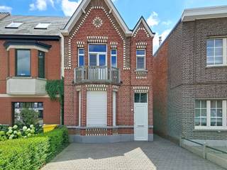 <p>Deze charmante woning combineert karakter, comfort en een uitstekende ligging op wandelafstand van het centrum van Kessel. Bovendien werden de voorbije jaren verschillende belangrijke vernieuwingen uitgevoerd, waaronder een hoogrendementsketel, nieuwe ramen met dubbele beglazing, rolluiken en vliegenramen. Ook de elektriciteit is conform. <br />Een extra troef is de ruime parkeergelegenheid. Vooraan de woning zijn er twee staanplaatsen en achteraan, bereikbaar via de Terlakenweg, bevindt zich een derde parkeerplaats met een garage die plaats biedt aan één wagen en meerdere fietsen. De woning is ingedeeld als volgt: een inkomhal, een gezellige leefruimte met karaktervolle erker, een praktische berging en een aparte, bijzonder ruime keuken. Achteraan bevindt zich de badkamer, uitgerust met een inloopdouche, toilet en wastafel. Vanuit de keuken bereikt u het terras met twee handige buitenbergingen, waarop de zonnepanelen zijn geplaatst. De diepe tuin biedt tal van mogelijkheden en is zowel via een poortje aan de voorzijde als via een dubbele poort naast de garage achteraan toegankelijk. Op de eerste verdieping bevinden zich mogelijk drie slaapkamers, waarvan twee ruime en één kleinere. <br />Met haar authentieke charme, fraaie gevel, originele binnendeuren, meerdere toegangen, conforme elektriciteit en uitstekende parkeermogelijkheden is deze woning een ideale keuze voor wie op zoek is naar een karaktervolle woning met potentieel.</p>