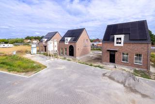 <strong>Lanceringsactie geldig tot 12 oktober! Gratis laminaat op slaapkamers en nachthal<br /><br />Ontdek Dokter Jozef Draulansstraat in Westerlo. Een kleinschalig nieuwbouwproject bestaandende uit 3 open bebouwingen in een nieuwe kindvriendelijke, doodlopende straat in de stille Kempen.</strong><br /><br />De woningen worden gerealiseerd door RDK, een familiebedrijf dat zich sinds 1971 focust op het bouwen van kwalitatieve, energiezuinige maar vooral betaalbare woningen die volledig voldoen aan de hedendaagse norm. Zo wordt er steeds gestreefd naar bijna-energieneutrale (BEN) woningen met een E-peil van max. 10.<br /><br /><strong>Kindvriendelijke, rustige omgeving in Heultje<br /><br /></strong>De Dokter Jozef Draulansstraat betreft een nieuwe, rustige en doodlopende straat in het hart van Heultje. Een dorp met een zeer centrale ligging tussen Westerlo, Wiekevorst, Hulshout en Morkhoven. Scholen, winkels, horeca en openbaar vervoer bevinden zich allen op korte afstand. De combinatie van rust en bovenstaande voorzieningen maken dit een perfecte uitvalsbasis voor jonge gezinnen die op zoek zijn naar een goede balans tussen comfort, levenskwaliteit en betaalbaarheid.<br /><br /><strong>Hedendaags comfort<br /></strong><br />De woningen worden gebouwd op mooie en onderhoudsvriendelijke percelen van 350 m². Een carport met aansluitende tuinberging zijn steeds inbegrepen. Ideaal voor wie graag buiten vertoeft.<br /><br />Elke woning is voorzien van drie slaapkamers en een uitgeruste badkamer met zowel inloopdouche, bad, dubbel lavabomeubel en toilet. Deze bevinden zich allen op de eerste verdieping.<br />De volledig ingerichte keuken en leefruimte vormen een aangenaam en open geheel en maken een mooie connectie met de tuin en bijhorend terras. Er wordt steevast gewerkt met een lucht-water warmtepomp met warmteafgifte door vloerverwarming. Ook zonnepanelen kunnen vandaag de dag niet ontbreken.<br /><br /><strong>Energiezuinig<br /><br /></strong>Een E-peil van maximaal 10 wordt steeds vooropgesteld. Dit wordt gerealiseerd door het gebruik van een lucht-water warmtepomp in combinatie met zonnepanelen alsook een ventilatiesysteem. Dit resulteert in een hoog wooncomfort en een lage energiefactuur.<br /><br />Voor het bekomen van de plannen, lastenboek of meer informatie mag u steeds contact opnemen met <strong>secretariaat@degroot-celen.be</strong> of via <strong>014/95 37 50.</strong>