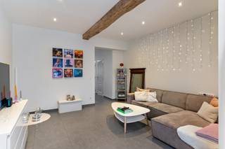 <strong><span>Luxueus gerenoveerde rijwoning met zuidgerichte tuin en garage in Zichem</span></strong><br />In het gezellige <strong><span>Zichem, deelgemeente van Scherpenheuvel</span></strong>, bevindt zich deze <strong><span>instapklare rijwoning</span></strong> die in <strong><span>2020 volledig werd gerenoveerd</span></strong> met oog voor kwaliteit, comfort en uitstraling. Dankzij de <strong><span>warme afwerking met houten accenten</span></strong> ademt deze woning pure gezelligheid, gecombineerd met een hedendaagse, luxueuze stijl.<br /><br />Via de <strong><span>inkomhal</span></strong> betreed je het gelijkvloers, waar een <strong><span>ruime open leefruimte</span></strong> je meteen verwelkomt. De <strong><span>open keuken</span></strong> geniet van een aangename <strong><span>natuurlijke lichtinval</span></strong> en vormt het hart van de woning, ideaal voor gezellige familiemomenten of etentjes met vrienden. Verder is er een <strong><span>aparte berging/wasplaats</span></strong>, praktisch en netjes uit het zicht.<br /><br />De woning telt <strong><span>3 volwaardige slaapkamers</span></strong> en een stijlvolle <strong><span>badkamer met zowel ligbad als douche</span></strong>, perfect afgestemd op het comfort van een modern gezin.<br />Buiten geniet je van een <strong><span>groot terras en een zuidgerichte stadstuin</span></strong>, waar je de hele dag door van de zon kan profiteren. Een <strong><span>garage</span></strong> maakt het plaatje compleet en biedt extra comfort en opbergruimte.<br /><br />Met een <strong><span>bewoonbare oppervlakte van 164 m²</span></strong> en een <strong><span>EPC B-label</span></strong> is deze woning niet alleen mooi, maar ook energiezuinig. Ideaal voor <strong><span>jonge gezinnen</span></strong> én <strong><span>investeerders</span></strong> die op zoek zijn naar een zorgeloze, kwalitatieve woning.<br /><strong><span>Troeven:</span></strong>
<ul>
	<li>Volledig gerenoveerd in 2020</li>
	<li>164 m² bewoonbare oppervlakte</li>
	<li>Open leefruimte met veel licht</li>
	<li>Open keuken met natuurlijke lichtinval</li>
	<li>Aparte berging/wasplaats</li>
	<li>3 slaapkamers</li>
	<li>Badkamer met bad én douche</li>
	<li>Zuidgerichte tuin en groot terras</li>
	<li>Garage</li>
	<li>EPC B</li>
	<li>Luxueuze, warme afwerking</li>
</ul>
<strong><span>Een woning waar je niets meer aan hoeft te doen, enkel verhuizen en genieten.</span></strong><br /> 