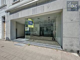 Zeer gunstig gelegen handelsgelijkvloers in de winkelstraat in het centrum van Tervuren met veel passage! Inkom, winkelruimte (30m²), atelier...