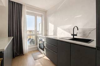 immo DAVID stelt voor: lichtrijk gerenoveerd appartement op topligging<br /><br />Bent u op zoek naar een lichtrijk en instapklaar appartement op een centrale locatie? Dan is dit prachtig gerenoveerde appartement, gelegen op de 11de verdieping, zeker een bezoek waard. De combinatie van ruimte, comfort en een uitstekende bereikbaarheid maakt dit appartement tot een ideale woonst. Daarnaast beschikt de woning over een EPC-label B en een conforme elektrische installatie.<br /><br />Het aangename terras biedt een mooi open uitzicht en vormt de perfecte plek om in alle rust van de buitenlucht en de zon te genieten.<br /><br />Het appartement beschikt over een inkomhal, een volledig uitgeruste keuken met dampkap, elektrische kookplaten, oven en koelkast, één slaapkamer en een stijlvol afgewerkte badkamer.<br /><br />Ook de ligging is een absolute troef. U bevindt zich op korte afstand van de Brusselse Ring, het centrum, UZ Jette, het Laarbeekbos, de fietssnelweg, winkels, scholen en het openbaar vervoer.<br /><br />Een ideale woonst voor wie comfortabel en rustig wil wonen, zonder in te boeten aan bereikbaarheid.