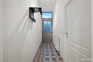 Op zoek naar een instapklare woning met een uitstekende ligging en een aangename tuin? Dan is deze gezellige rijwoning absoluut een bezoek waard!<br /><br />Dankzij de centrale ligging geniet je van een vlotte verbinding naar Leuven, Mechelen en Brussel. Winkels, scholen, openbaar vervoer en andere voorzieningen bevinden zich bovendien vlakbij.<br /><br />De woning beschikt over een aangename leefruimte, drie volwaardige slaapkamers en een vernieuwde badkamer. De keuken is functioneel, maar biedt de nieuwe eigenaars de mogelijkheid om deze op termijn volledig naar eigen smaak in te richten. Er is een aparte wasruimte aanwezig en twee WC's. <br /><br />Ook buiten is het heerlijk vertoeven! Op een totale perceeloppervlakte van 198 m² geniet je van een leuke en gunstig georiënteerde tuin met praktisch tuinhuis. Een kelder zorgt voor extra opbergruimte.<br /><br />Met een gunstig EPC-label B, zonnepanelen en een thuisbatterij is ook aan energiezuinig wonen gedacht. Bovendien is de woning asbestveilig en is de elektrische keuring aanwezig.<br /><br />Ontdek deze woning tijdens de bezoekdag op zaterdag 31 oktober! Schrijf je in via https://www.polares.eu